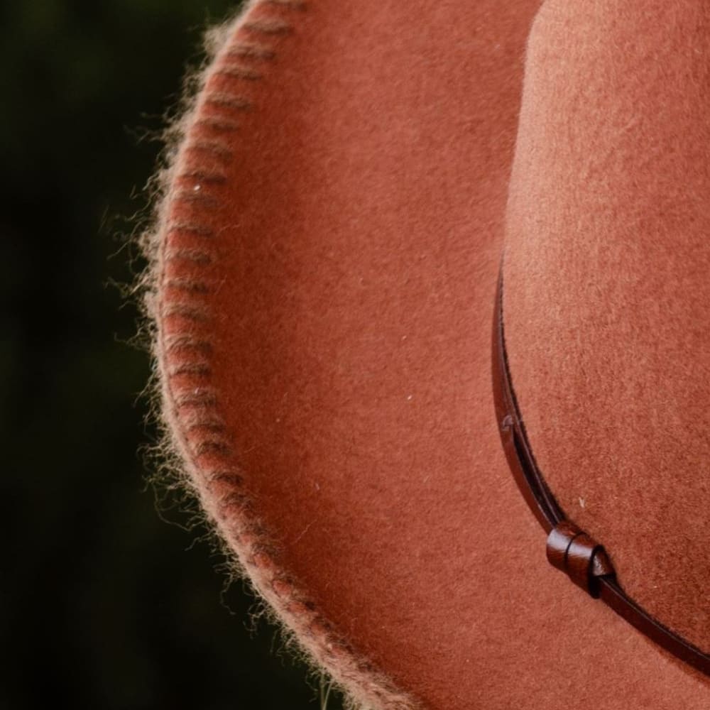 Chapeau feutre lien cuir & tricot