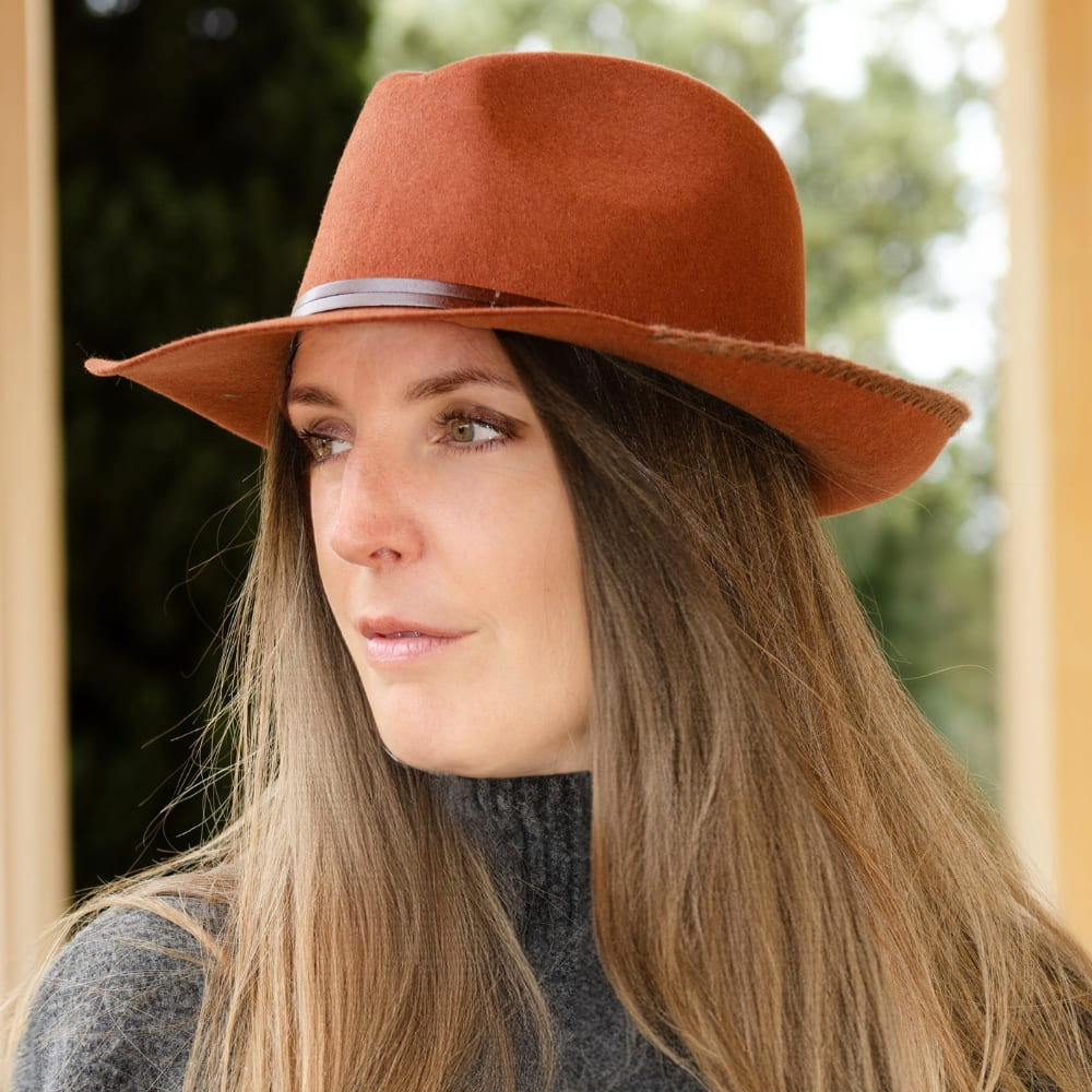 Chapeau feutre lien cuir & tricot