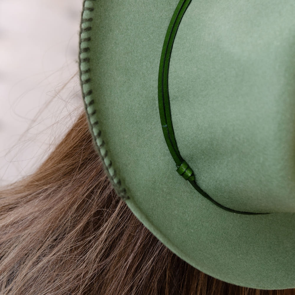 Chapeau feutre lien cuir & tricot