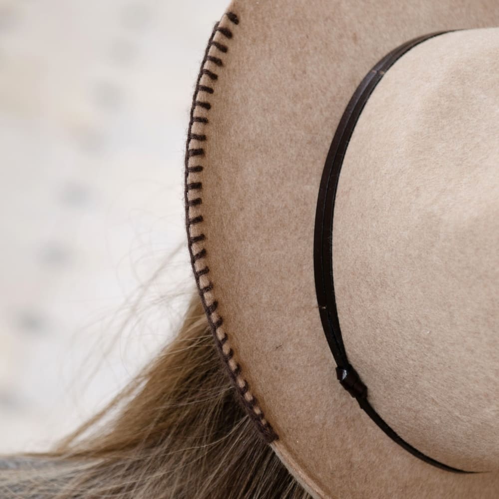 Chapeau feutre lien cuir & tricot