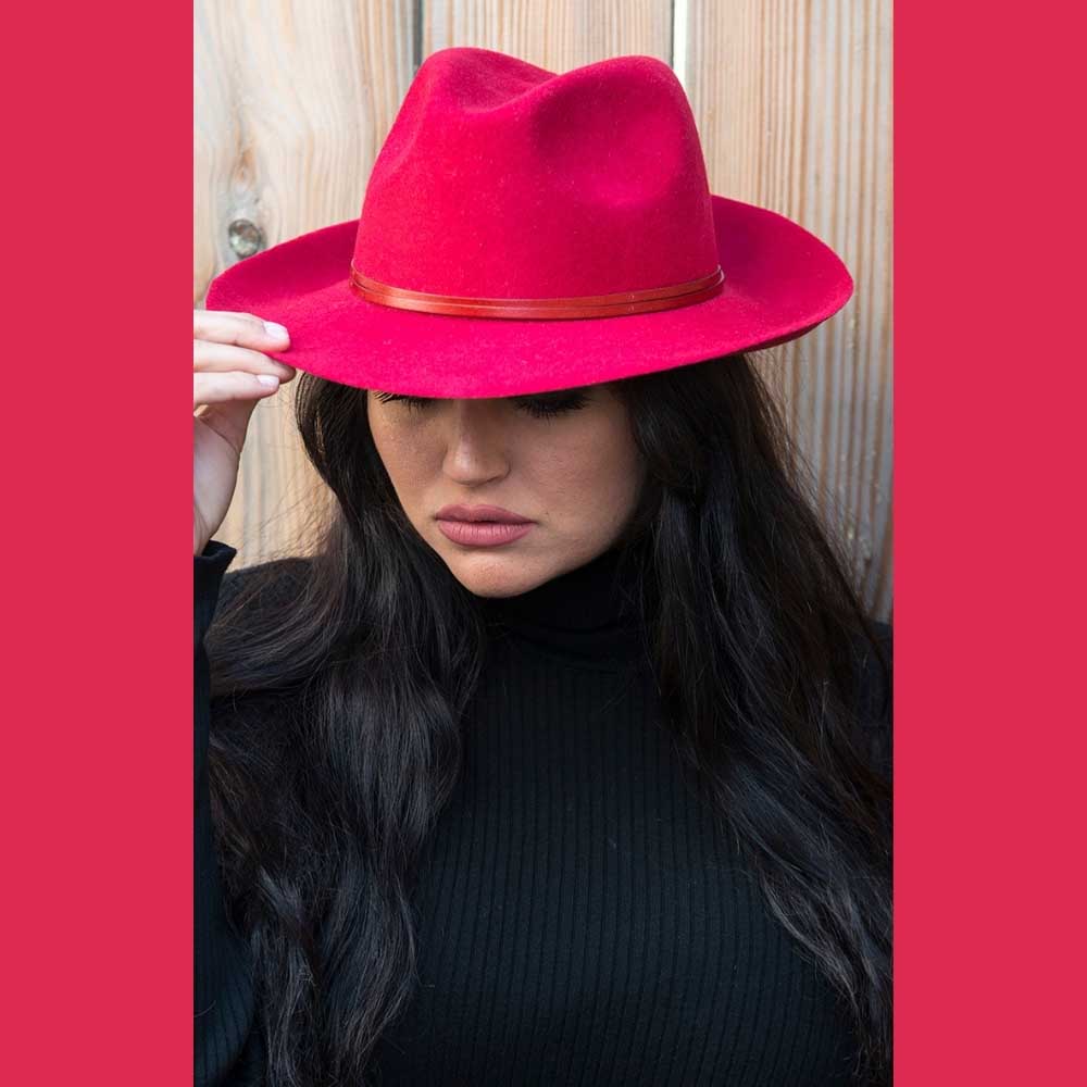 Chapeau feutre, lien cuir, bord non cousu