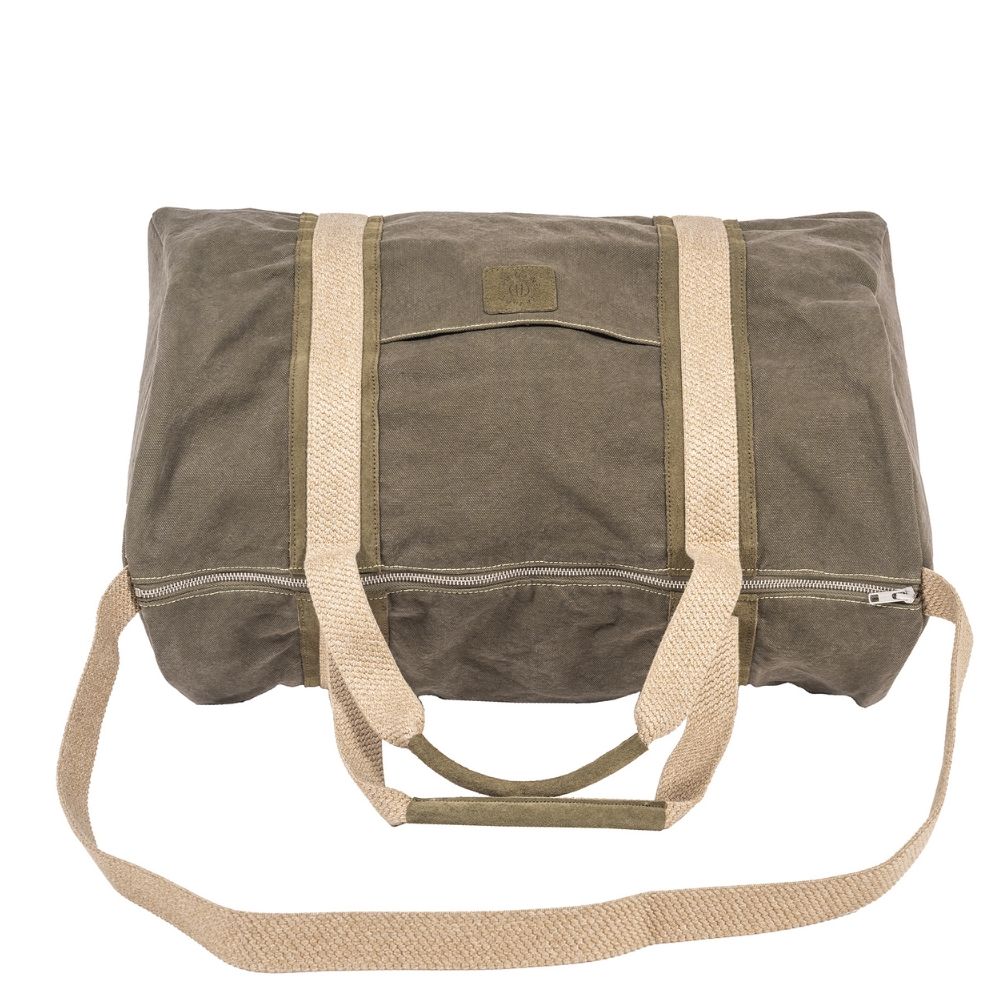 Duffle bag with zipper